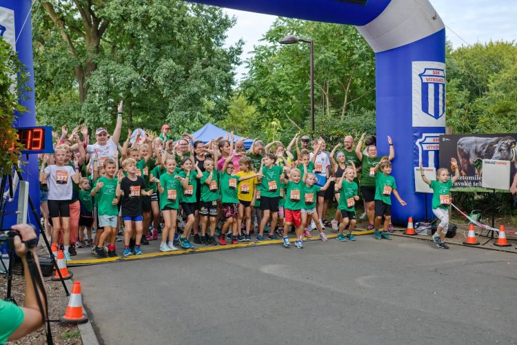 Children and adults set off from the start line at the Běh Zoo Ostrava pro saolu, August 2026